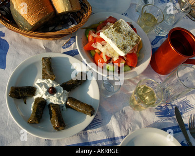 Typisches griechisches Essen Tsatsiki Tsaziki Tzatziki Doladakia gefüllt Blätter der Rebe Wein griechischer Salat Brot auf einem Tisch Stockfoto