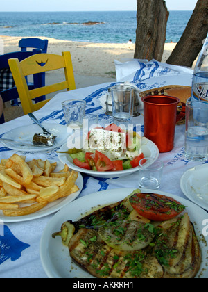 Typisches griechisches Essen griechischer Salat gegrilltes Gemüse Auberginen Aubergine Zucchini Cougette Tomaten Zwiebeln Kartoffeln in Olivenöl gebraten Stockfoto