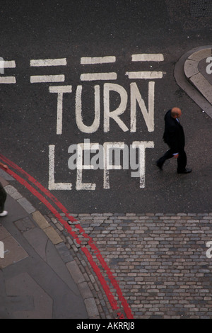 Blick hinunter auf einem Turn nach links Schild am Monument Street in der City von London Vereinigtes Königreich Stockfoto