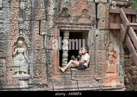 Jungen im Fenster am Prasat Ta Som, Angkor, Kambodscha. Was einen Spielplatz haben diese Kinder! Stockfoto