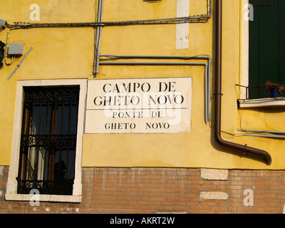 Schild am Campo de Gheto Novo und die Ponte de Gheto Novo Venedig Italien Stockfoto