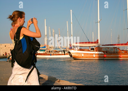 Eine Frau, die ein Bild im Hafen von Rhodos Stockfoto