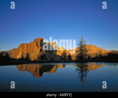 Ein Spiegelbild der Smith Rock in einem nahe gelegenen Bauernhof-Teich Stockfoto