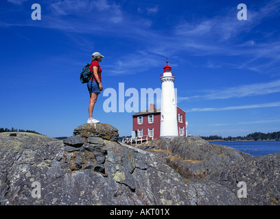 Ein Blick auf den historischen Fisgard Leuchtturm am Fort Rodd Hill auf der Straße von Juan de Fuca Stockfoto