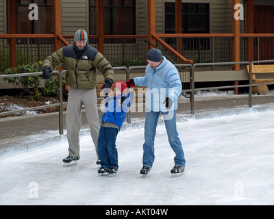 Schlittschuhläufer genießen Sie einen Tag auf der Eisbahn in das Inn Of The Seventh Mountain in Bend Stockfoto