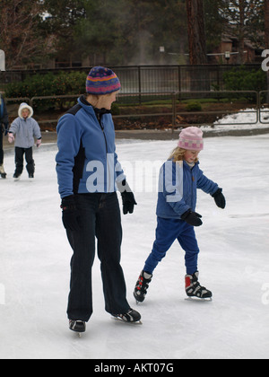 Schlittschuhläufer genießen Sie einen Tag auf der Eisbahn in das Inn Of The Seventh Mountain in Bend Stockfoto
