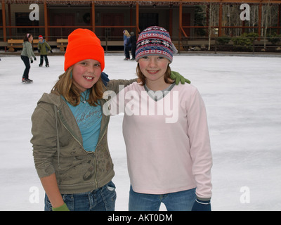 Schlittschuhläufer genießen Sie einen Tag auf der Eisbahn Stockfoto