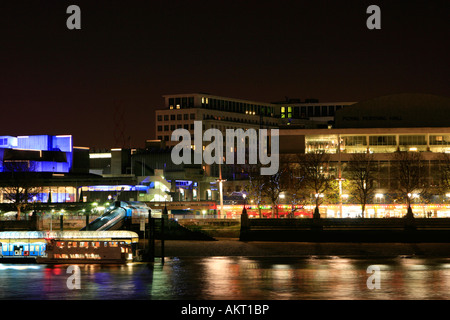 Nacht-Blick über die Themse zu Southbank London England uk gb Stockfoto