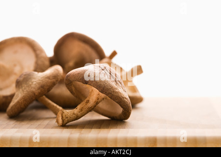 Haufen von braunen Champignons auf Schneidebrett Stockfoto