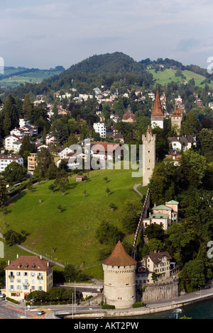 Blick auf Stadtmauer mit M Nnliturm Luegisland Turm und Wachturm Wachturm Luzern Kanton Luzern Schweiz Stockfoto