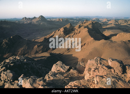 Blick auf schroffen felsigen Gipfeln in den Hoggar Gebirge Algerien Dies ist eine trockene trockenen Wüstengegend Stockfoto