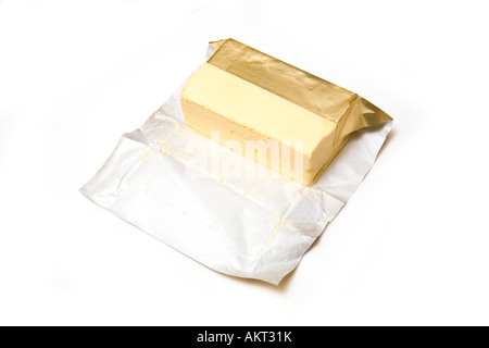 Platte aus Vorzugsbutter mit Folienverpackung isoliert auf einem weißen Studio-Hintergrund. Stockfoto