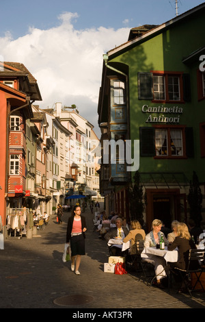 Frau mit verschiedenen stilvollen Boutiquen und Straßencafés Zürich Kanton Zürich über Augustinergasse bummeln Stockfoto