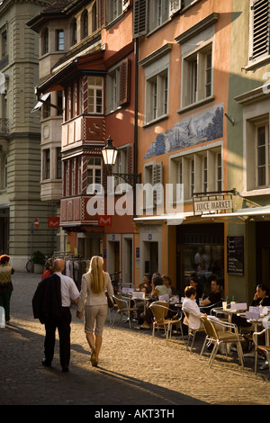 Paar, vorbei an einem kleinen Straßencafé an der Augustinergasse Zürich Kanton Zürich Schweiz Stockfoto