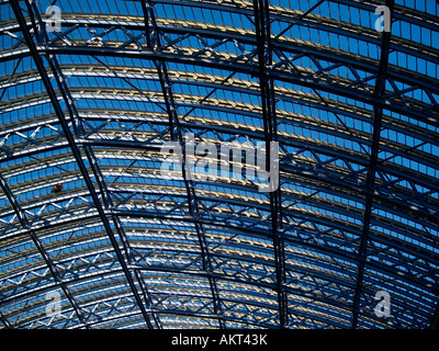 Glasdach der verjüngten St Pancras Station London England Stockfoto