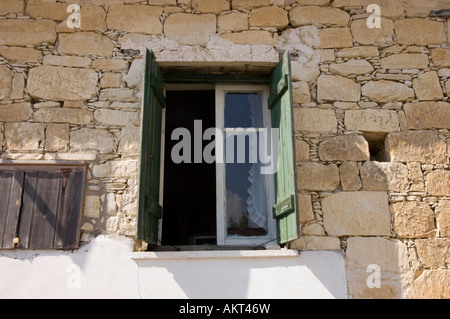 Fenster eines typischen Landhauses in Omodos, einem kleinen Dorf im Troodos-Gebirge auf Zypern. Vorhang hinter Fenster sichtbar. Stockfoto