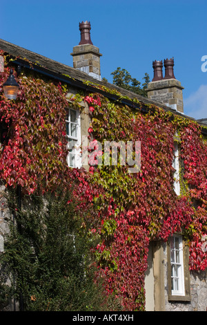 Ivy Clad Gebäude im Dorf Downham in Lancashires Ribble Valley Stockfoto