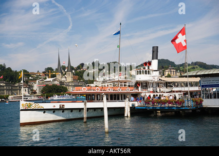 Schaufelrad-Dampfer DS Uri auf See Luzerne an Bahnhofsquai Schiff Bahnhof Luzern Kanton Luzern Schweiz Stockfoto