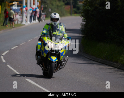 Ein Polizei-Motorradfahrer patrouillieren in einer Straße in Kent, UK vor der Tour de France-Hauptfeld ankommen. Stockfoto