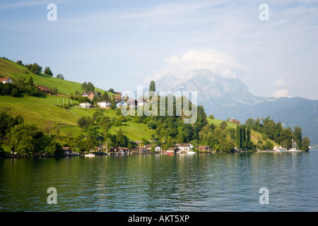 Blick über den Vierwaldstättersee in Kehrsiten Burgenstock Pilatus Kehrsiten Kanton Luzern Schweiz Stockfoto