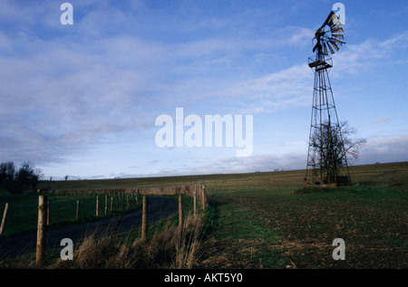 Alten Wind angetriebene Wasserpumpe auf Ackerland in Warwickshire, England, UK Stockfoto