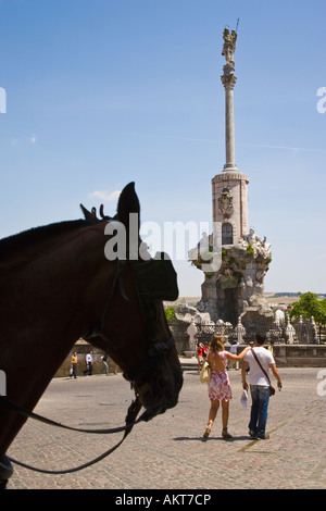 Cordoba Córdoba Provinz Spanien Touristen und Silhouette Pferd vor Denkmal Triunfo de San Rafael Stockfoto