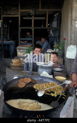 Schiitischen Hazara Afghanen Chapli Kebab & Chip Stall Kabul-Afghanistan Stockfoto