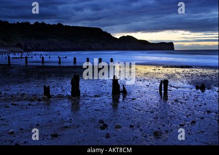 Hölzernen Wellenbrecher auf Whitbys Beach, in der Nähe von Whitby, North Yorkshire Stockfoto