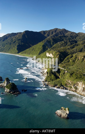 Zwölf Meile Bluff und Motukiekie Felsen nördlich von Greymouth Westküste Südinsel Neuseeland Antenne Stockfoto