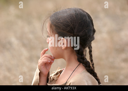 Ein junger Indianer Sioux Indianer junge in South Dakota während der Herbst-Saison denken Stockfoto