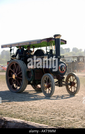 Dampf und Zugmaschine während der Kundgebung am Great Dorset Steam Rally 2005 arbeiten Stockfoto