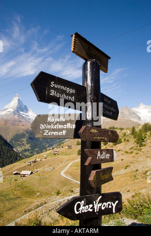 Wegweiser am Raod Kreuzung Bergdorf Findeln und Matterhorn 4478 m im Hintergrund Zermatt Wallis Schweiz Stockfoto