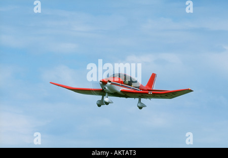 Robin DR400 Regent G-0ACF im Flug abheben aus Breighton Flugplatz Stockfoto