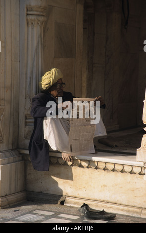 Sikh Mann liest im Karni Mata Tempel, Deshnok, in der Nähe von Bikaner, Rajasthan, Indien Stockfoto