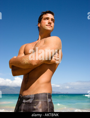 Gut aussehender Mann stehend auf Maui Hawaii Strand Stockfoto