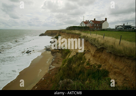 Sturmwellen erodieren die Klippen bei Happisburgh, Norfolk, Großbritannien Stockfoto