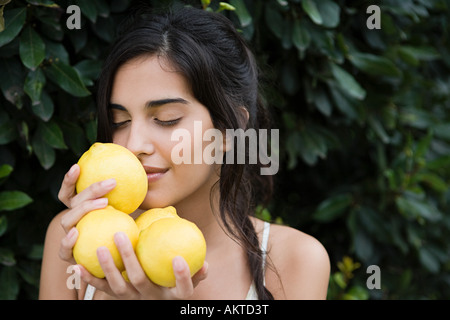 Frau, die duftenden Zitronen Stockfoto