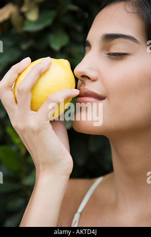 Frau eine Zitrone riechen Stockfoto