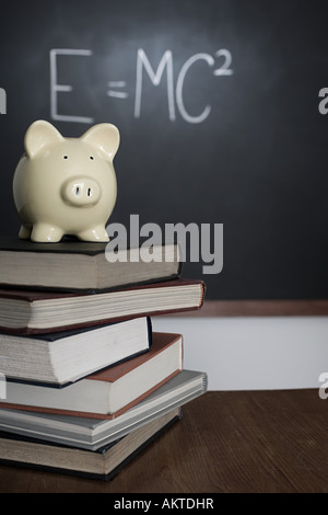 Sparschwein und Stapel Bücher Stockfoto