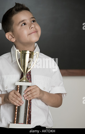 Junge hält einen Pokal Stockfoto