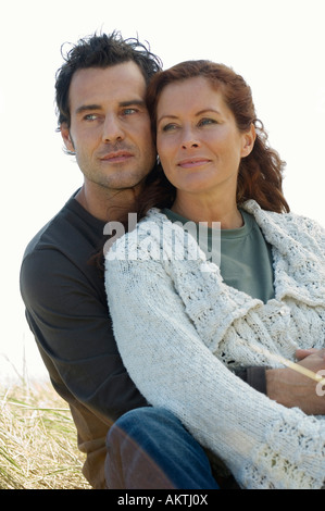Paar in Liebe starrte in die Ferne Stockfoto