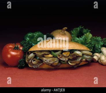 Philly Cheese Steak Sandwich Sandwich Brot Brötchen Rollen Pilze Zwiebeln Tomate Tomaten Salat Bon Appetit Stockfoto