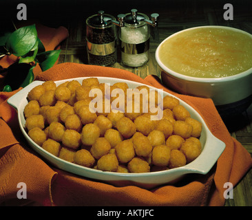 Hanukkah Rezept Kartoffel Latkes Apfel Soße koschere Pfannkuchen gebraten Bon Appetit Stockfoto