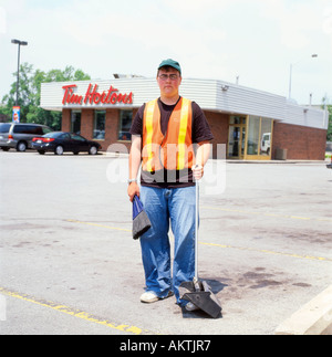 Junger Mann Angestellter Student, der im Fast-Food-Restaurant Tim Hortons für einen Sommerjob in Fort Erie Ontario, Kanada, arbeitet KATHY DEWITT Stockfoto