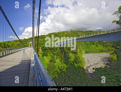 Historische Hängebrücke mit neueren Ersatz links - Réunion Stockfoto