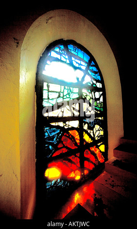 Buntglas Kirchenfenster zeigt Vulkanausbruch auf Notre Dame des Laves in Piton Sainte-Rose, Réunion Stockfoto