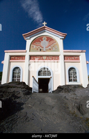 Notre Dame des Laves früher L'Église de Piton Sainte-Rose auf Réunion. Hinweis: Lavastrom vor. Stockfoto