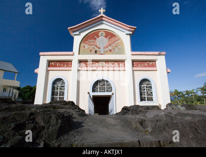 'Notre Dame des Laves' (ehemals 'L' Église de Piton Sainte-Rose ") auf Réunion. Hinweis: Lava vor. Stockfoto