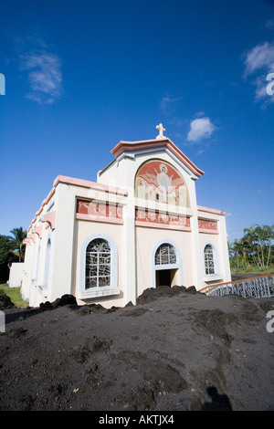 Lavastrom vor Kirche L'Église de Piton Sainte-Rose, Réunion (Re-baptised Notre Dame des Laves) Stockfoto