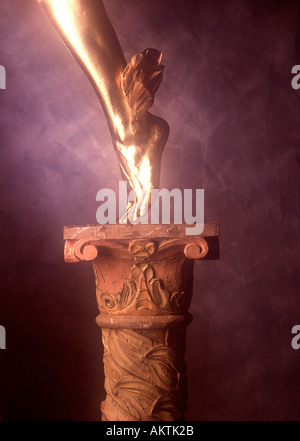 Stillleben-Gold lackiert geflügelten Fuß auf korinthischen Stil Pedastal Quecksilber griechischer Gott Textfreiraum Stockfoto